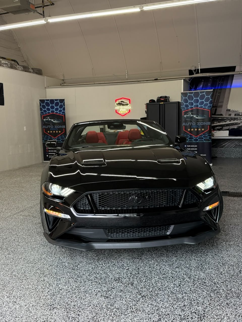 Ford Mustang noire préparée par AutoZone Pro à Sainte-Rose